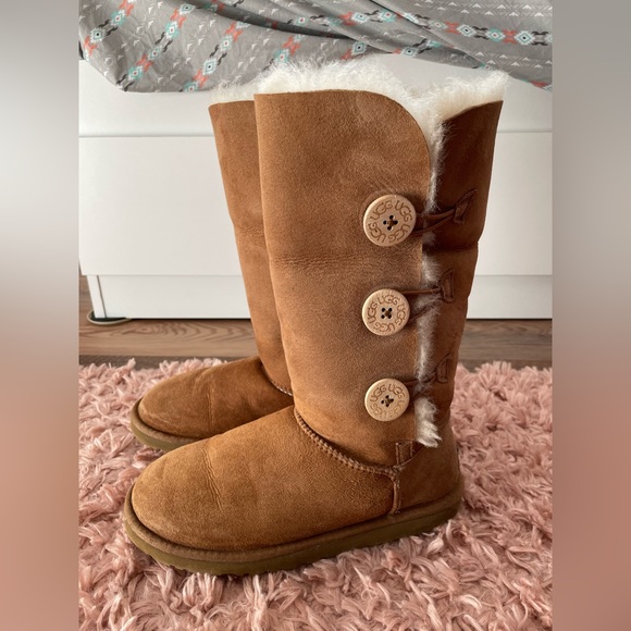 Triple Bailey Button Chestnut Uggs - Picture 1 of 5